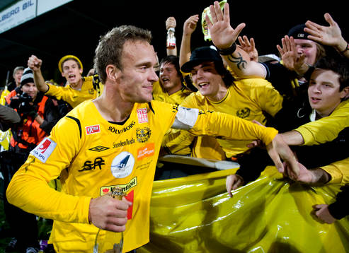 Marcus Ekenberg,  firar med supportrarna. Det blev ett