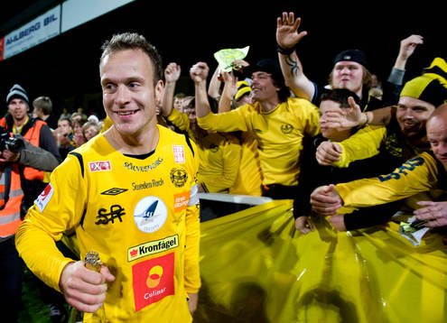 Marcus Ekenberg,  firar med supportrarna