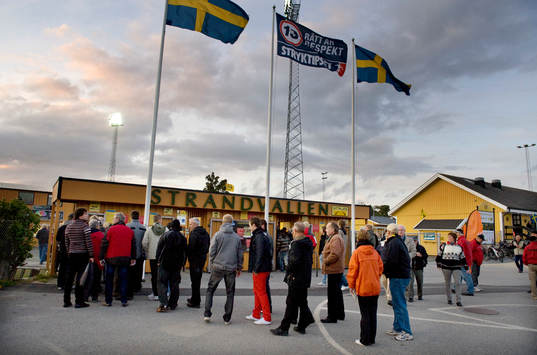 Kö med supportrar på väg in till Strandvallen för att