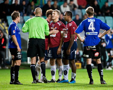 Alvaro Santos, Örgryte, får rött kort av domare Michael