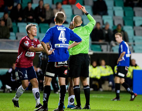Alvaro Santos, Örgryte, får rött kort av domare Michael