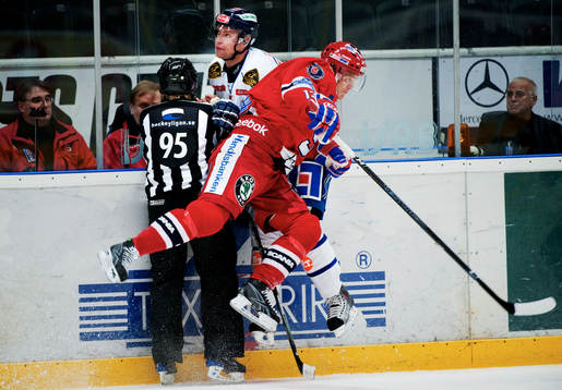 Fredric Andersson, Södertälje, tacklar Fredrik Emvall,
