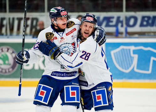 Joakim Eriksson gratuleras av Niclas Hävelid till sitt