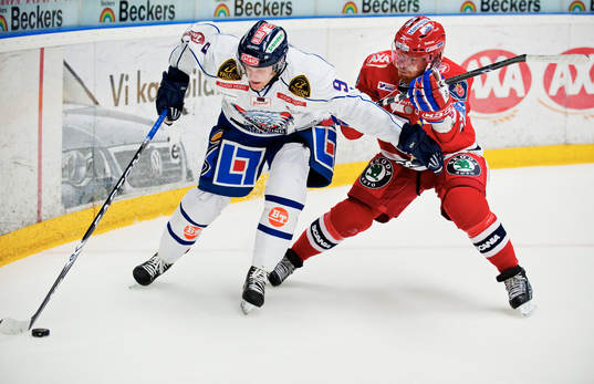 Tony Mårtensson, Linköping, håller undan pucken från