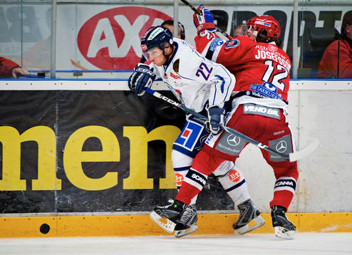 Daniel Josefsson, Södertälje, stoppar Mattias Carlsson,