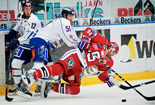 Mikael Håkansson, Linköping, tacklar Fredrik Svensson,