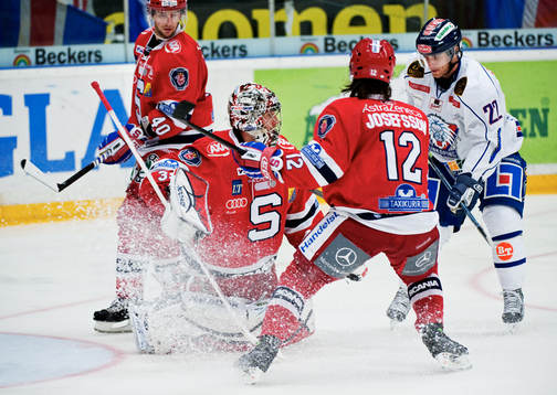 Björn Bjurling, målvakt, Södertälje, stoppar ett läge