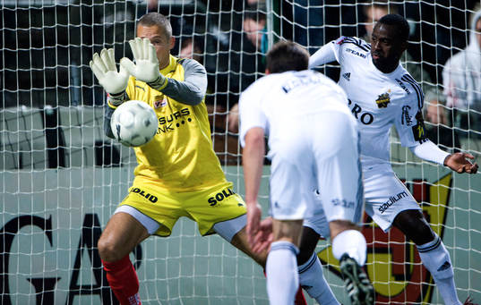 Daniel Andersson, målvakt, Helsingborg, räddar nick från