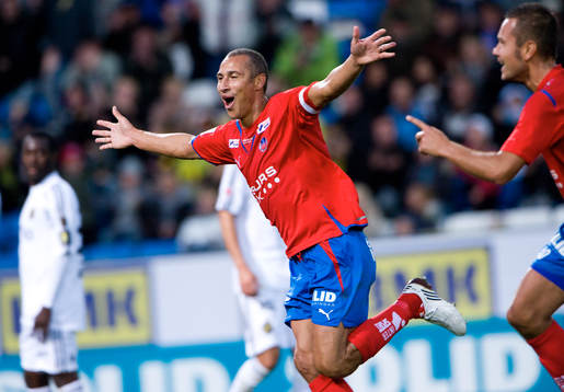 0-2 Henrik Larsson som blir jublande glad. Jubel, glädje
