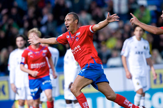 0-2 Henrik Larsson som blir jublande glad. Jubel, glädje