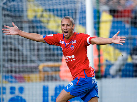 0-2 Henrik Larsson som blir jublande glad. Jubel, glädje