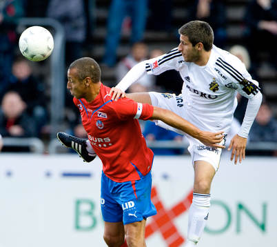 Gabriel Özkan hänger på Henrik Larsson rygg