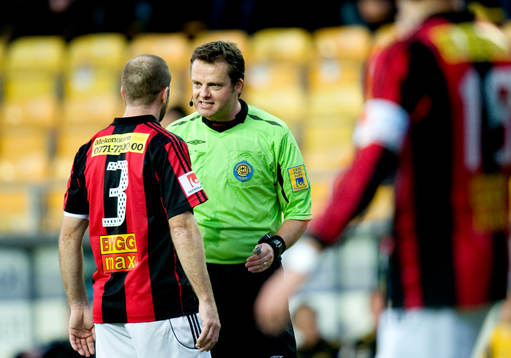 Domare Sven-Martin Åkesson, pratar med Markus Karlsson,