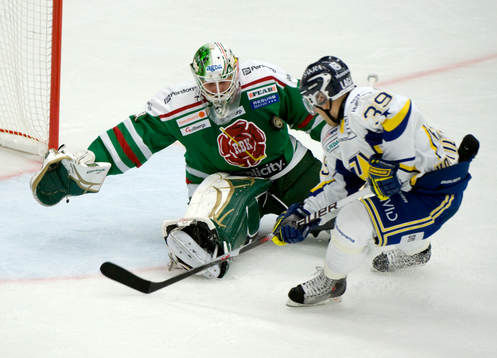 Jukka Voutilainen, Hv71 gör mål bakom  Christopher