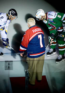 Rögles gamla målvakt Tom Haugh från USA gjorde första