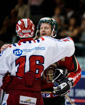 Per-Johan Axelsson, Frölunda, klappar om brorsan Anton