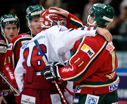 Per-Johan Axelsson, Frölunda, klappar om brorsan Anton