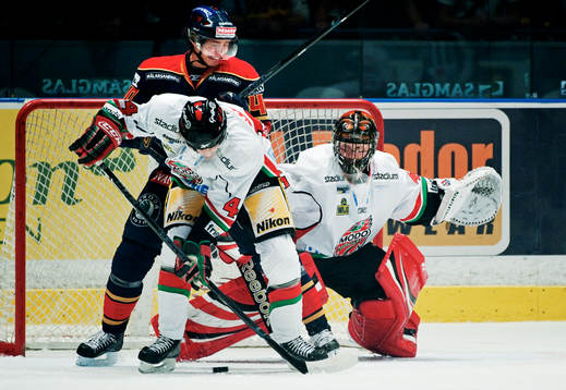 Jacob Josefson, Djurgården, stör framför Roman Malek,