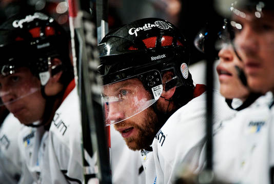 Peter Forsberg,  sittande på avbytarbänken