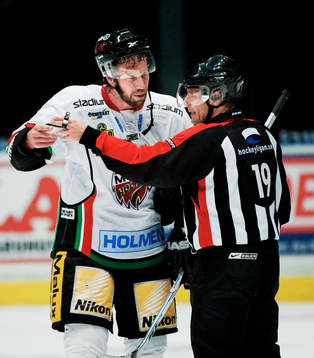Peter Forsberg, Modo, pratar med Wolmer Edqvist, domare