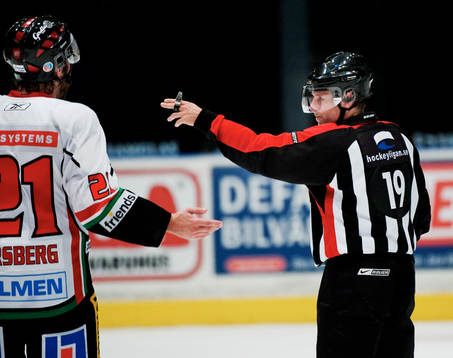 Peter Forsberg, Modo, pratar med Wolmer Edqvist, domare