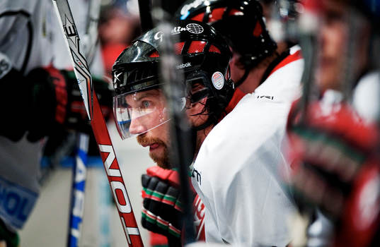 Peter Forsberg, sittande på avbytarbänken