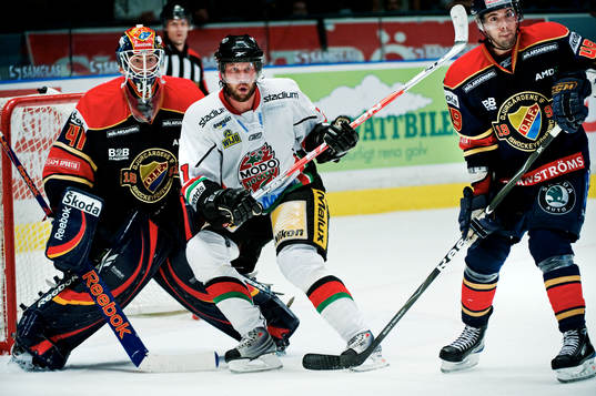 Peter Forsberg, Modo, åker in mot mål