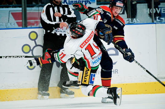 David Printz, Djurgården, tacklar Thomas Enström, Modo