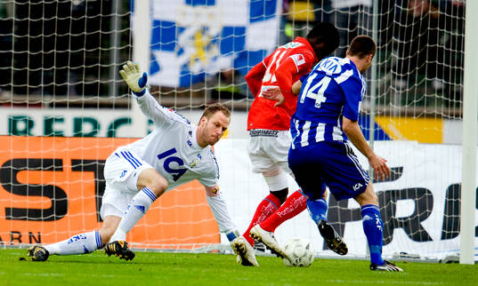 Kim Christensen, målvakt, IFK Göteborg, får se Abiola