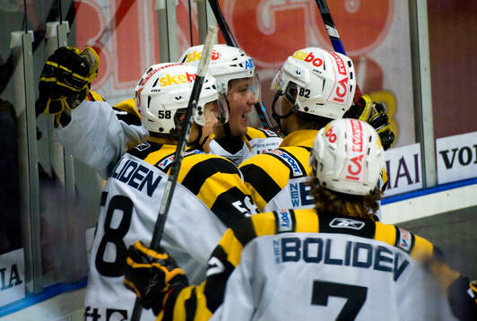 Fredrik Warg jublar med Christian Söderström, Skellefteå