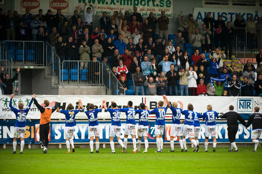 Trelleborg, spelare tackar publiken för stöd, jubel