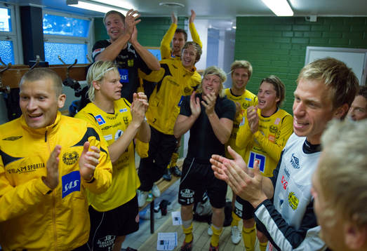 Mjällby firar segern och platsen i Allsvenskan.  Jubel,