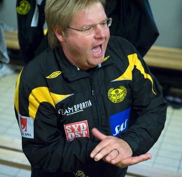 Peter Swärdh, tränare Mjällby firar segern och platsen i