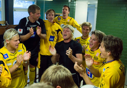 Mjällby firar segern och platsen i Allsvenskan.  Jubel,