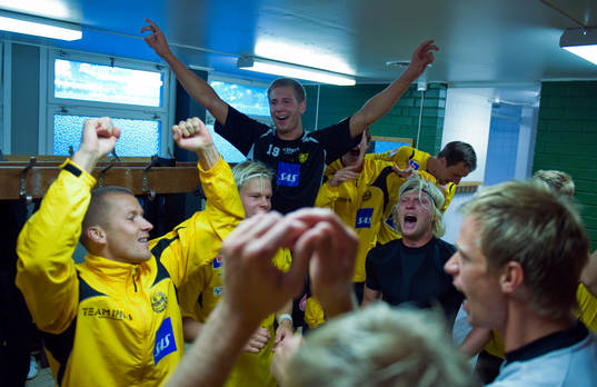 Mjällby firar segern och en plats i Allsvenskan.  Jubel,