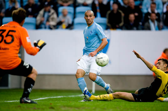Guillermo Molins, Malmö spelar in bollen bakom Igor Armas