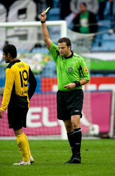 Sven-Martin Åkesson, domare ger gult kort till Rafael,