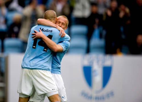 Daniel Larsson har gjort 1-0 till Malmö, jubel med