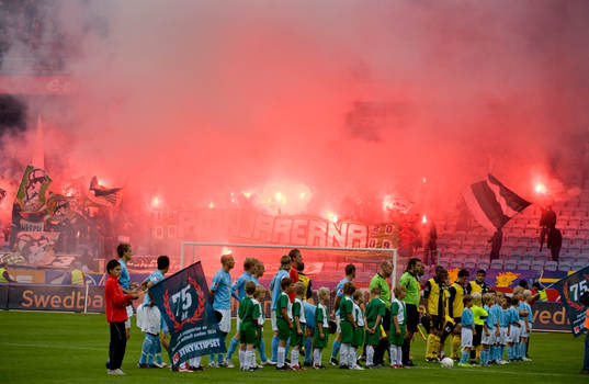 Hammarbys klack tände eldar före matchen. Tifo, bengalisk