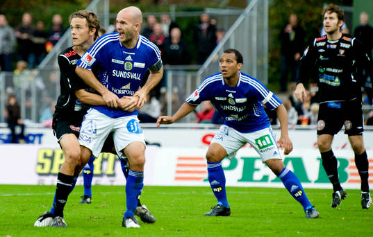 Tom Pettersson, Trollhättan kopplar vid en hörna ett