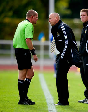 Sören Åkeby, tränare Sundsvall, domare Mattias Nyman