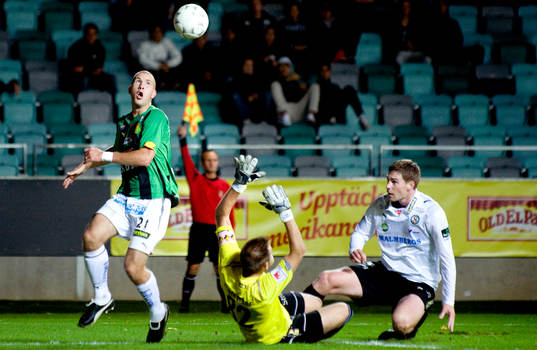 Mattias Lindström, GAIS, chippar över John Alvbåge,
