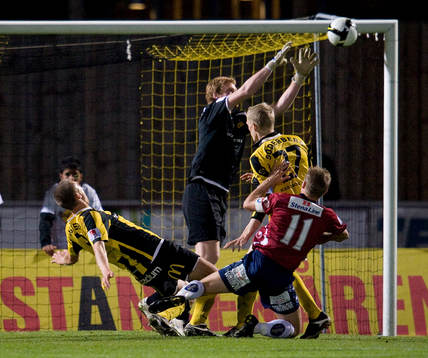 Situationen som får Marcus Allbäck, Örgryte, utvisad