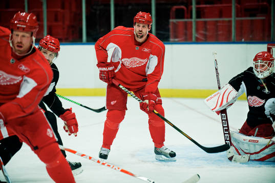 Tomas Holmström står parkerad framför målet