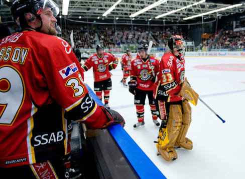 Robin Jonsson (till vänster) och Mattias Modig, målvakt.