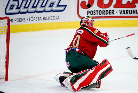 Johan Holmqvist, målvakt, Frölunda, slår pucken på