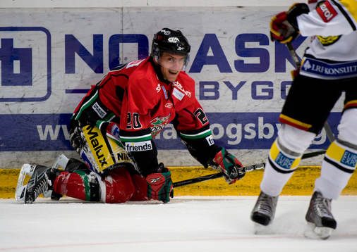 Oscar Steen, Modo blir tacklad hårt