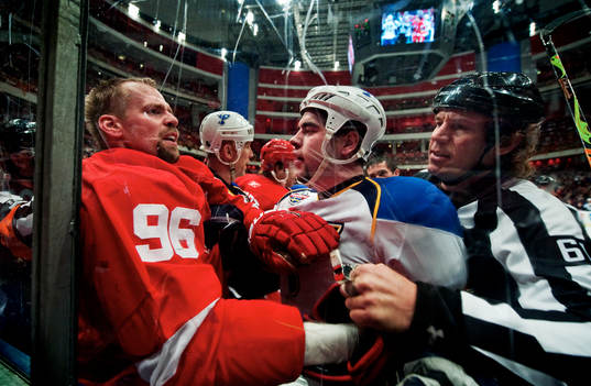 Tomas Holmström, Detroit, hamnade i bråk med Roman Polak,