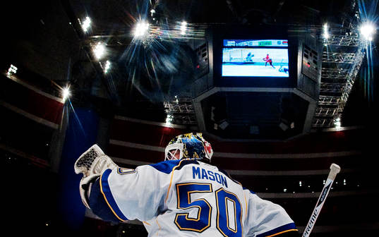Pucken går in bakom Chris Mason, målvakt, St Louis, vid