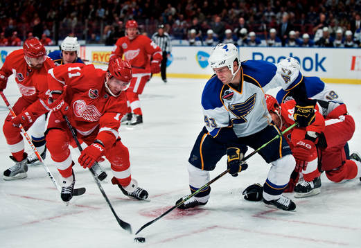 Dan Cleary, Detroit, och Mike Weaver, St Louis, kämpar om